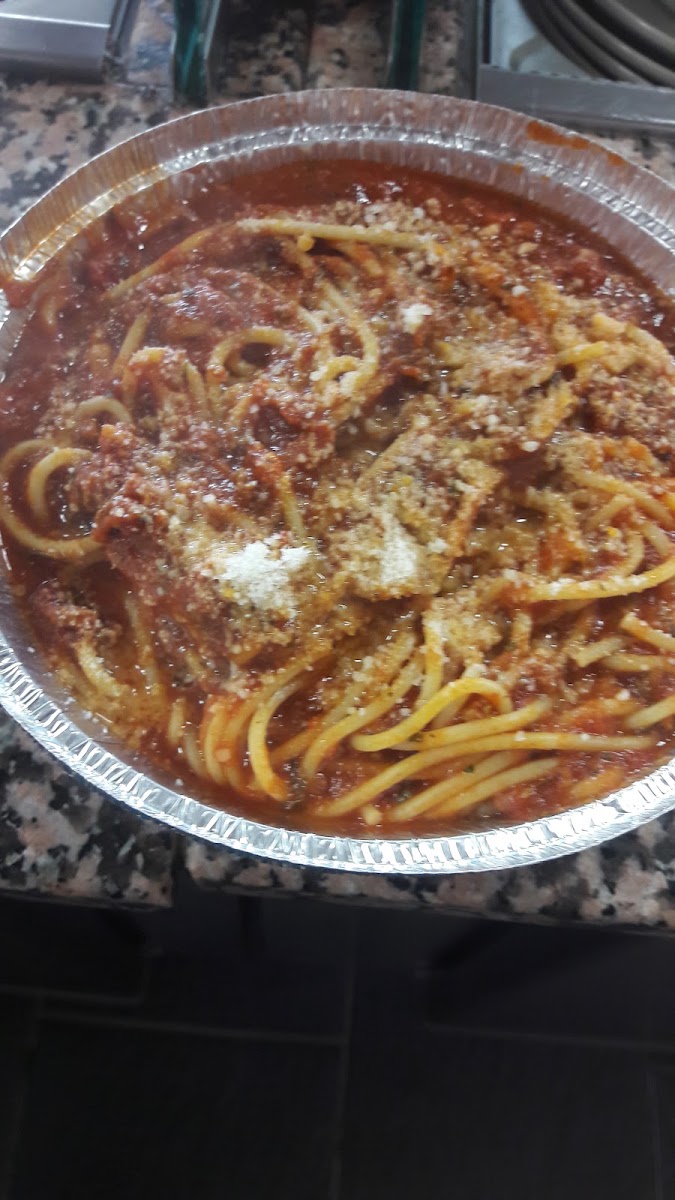 Spaghetti mit Tomatensauce und Parmesan