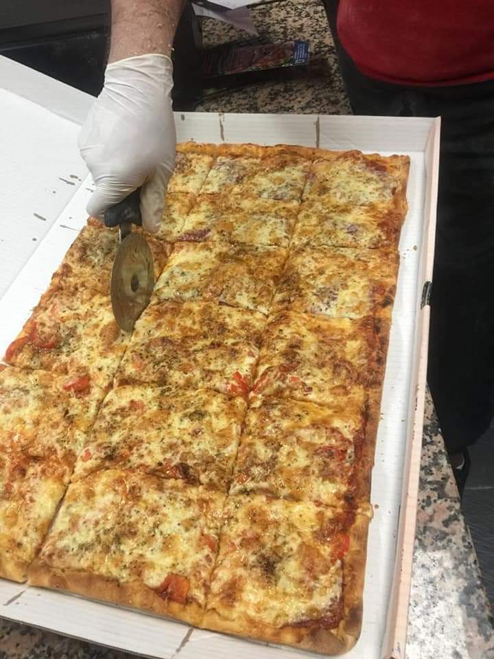 Frisch geschnittene Pizza im Istanbul Grill Moers