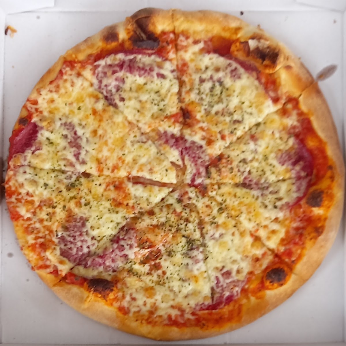 Runde Pizza mit Käse und Schinken