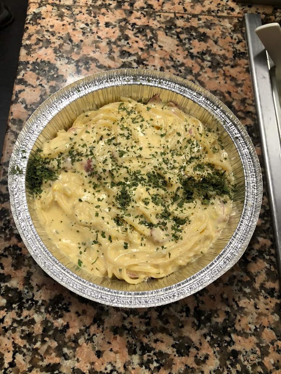 Pasta mit Sahnesauce und Petersilie