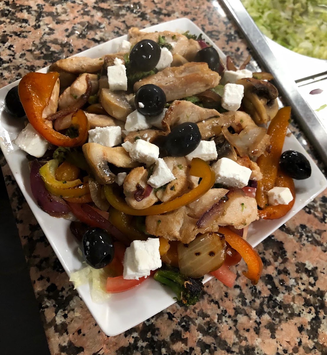 Gegrillter Hähnchensalat mit Feta und Oliven
