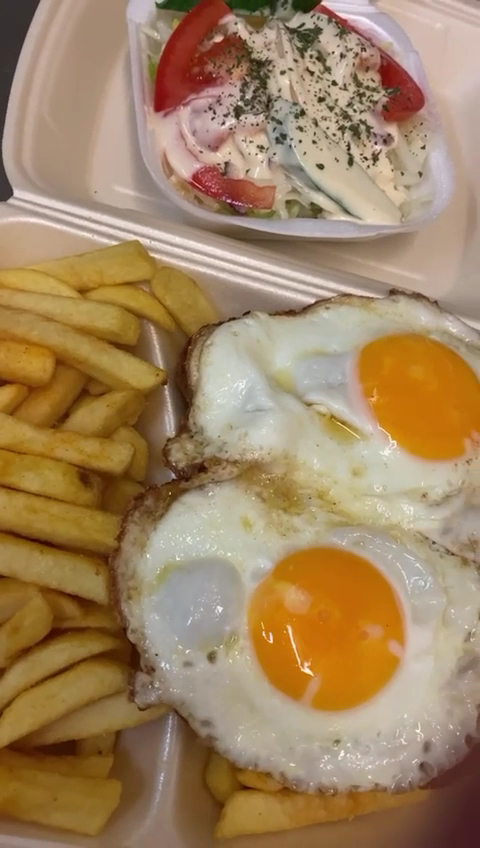 Pommes mit Spiegeleiern und Salat zum Mitnehmen